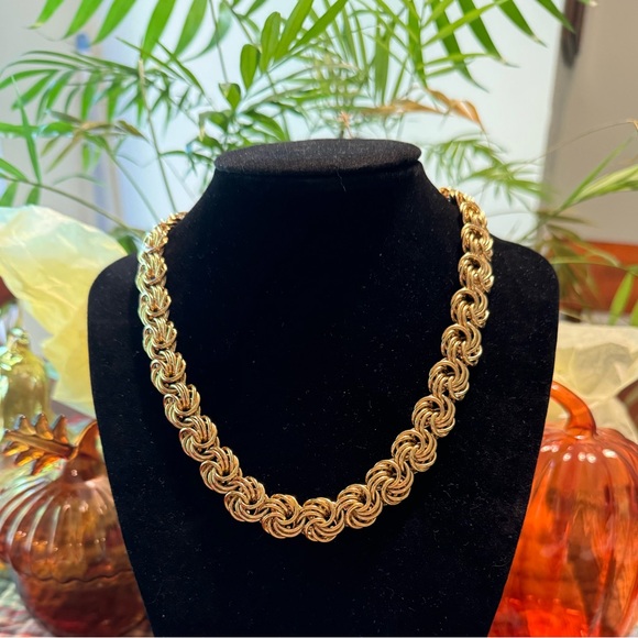 Jewelry - Vintage gold tone necklace, EUC. 16” plus 4” additional extension. Weighty.